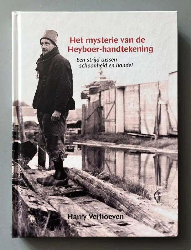 Zwart-wit boekcover van het mysterie van de heyboer-handtekening met man in donkere kleding op houten planken