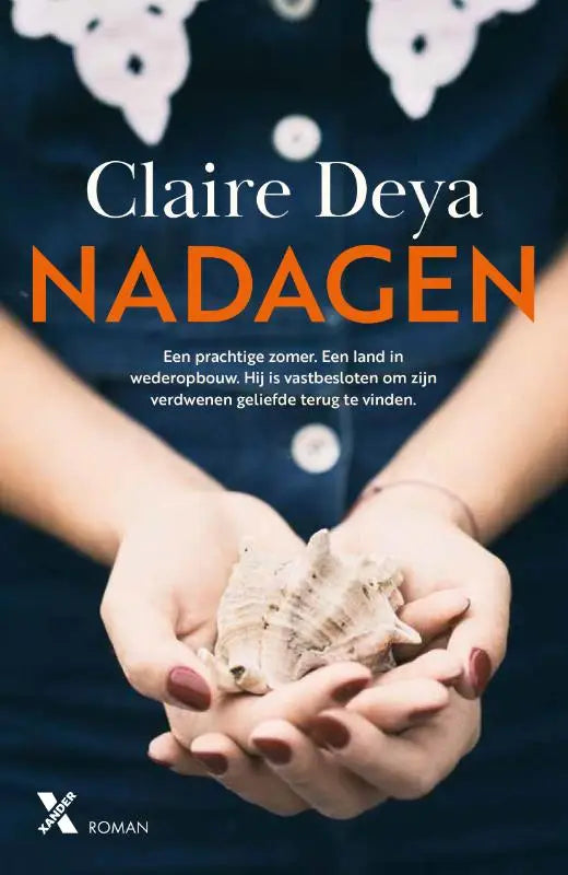 Een paar handen die een licht beige, gedetailleerde spiralen schelp voorzichtig vasthouden met het product Nadagen