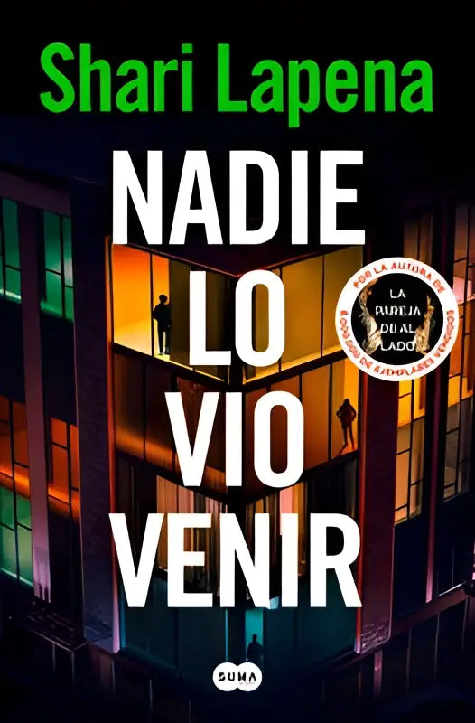 The book cover of nadie lo vio venir by shari lapena features bold white and green text on a dark urban background