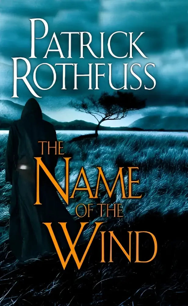 Omslag van the name of the wind van patrick rothfuss met een dreigende gehulde figuur in een stormachtig veld, kingkiller chronicle editie