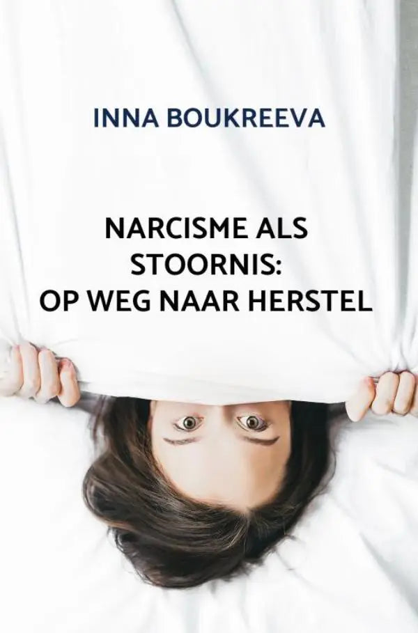 Witte boekcover met zwarte tekst en persoon onder wit deken voor narcisme als stoornis op weg naar herstel