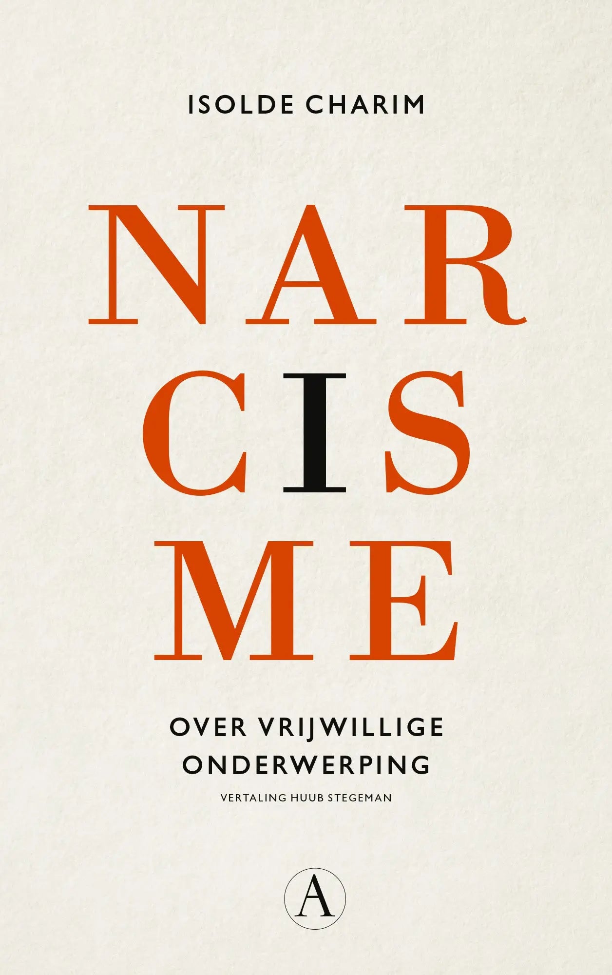 De boekcover van Narcisme over vrijwillige onderwerping toont grote oranje en zwarte letters op een off-white achtergrond