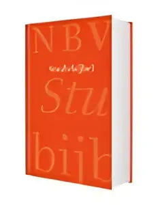 Nbv studiebijbel met een levendige oranje hardcover en minimalistische witte tekst van nederlands-vlaams bijbelgenootschap