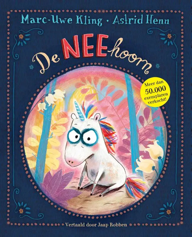 Een cartoon eenhoorn met wit lichaam, regenboogmanen en blauwe bril zit in een geïllustreerd bos, de neehoorn