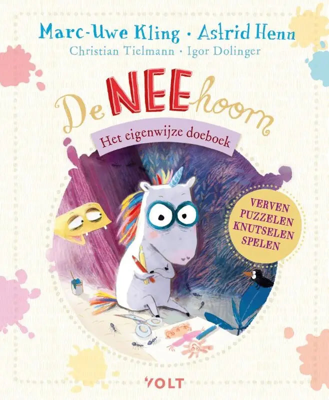 Een wit eenhoorn met regenboogmanen en blauwe bril zit aan een knutseltafel in De neehoorn het eigenwijze doeboek