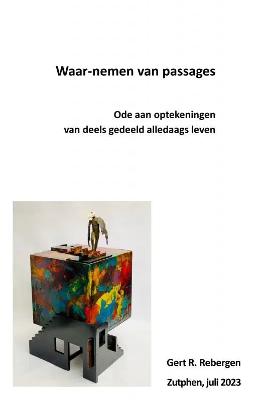 Een kleurrijk abstract beschilderde kubus sculptuur met een kleine figurine bovenop, ode aan deels gedeeld alledaags leven