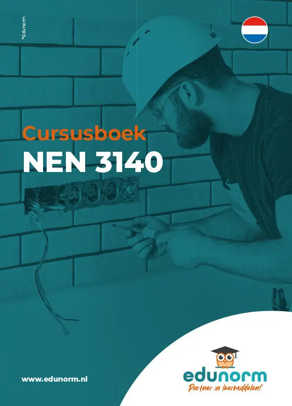 De voorkant van het cursusboek nen 3140 van edunorm met een arbeider in witte helm die aan elektrische stopcontacten werkt