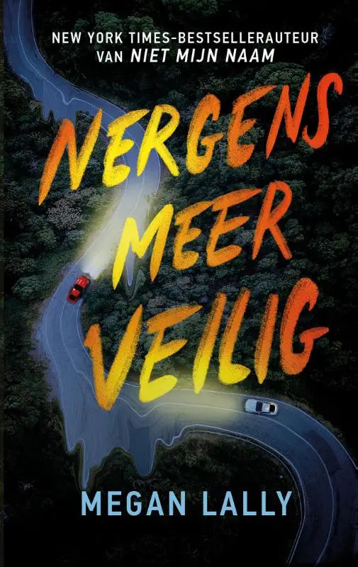 De boekcover van nergens meer veilig toont oranje en gele titelletters tegen een donkere bosweg met twee auto’s en koplampen