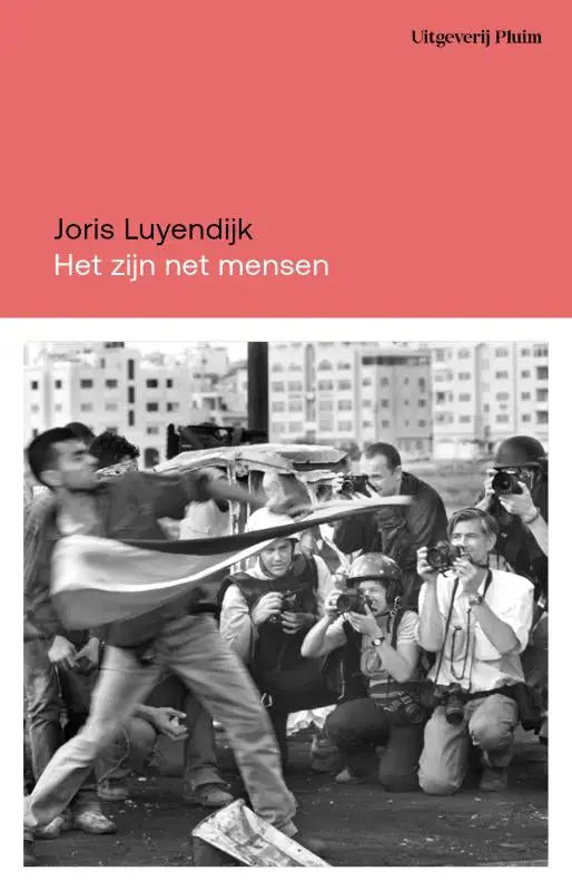 Zwart-wit foto boekcover van het literaire non-fictie werk het zijn net mensen met man die vlag zwaait omringd door fotografen