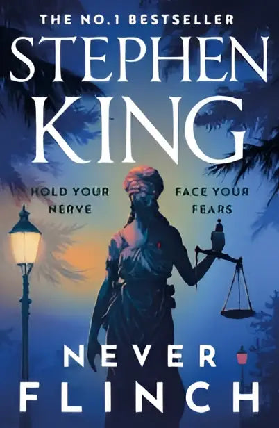 De cover van stephen kings hardback bestseller never flinch toont een duister beeldhouwwerk met weegschaal en zwaard
