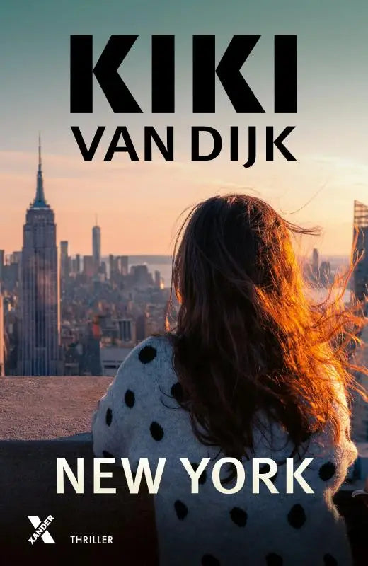 Een vrouw met lang bruin haar draagt een witte polkadottrui in new york, achteraanzicht van het product