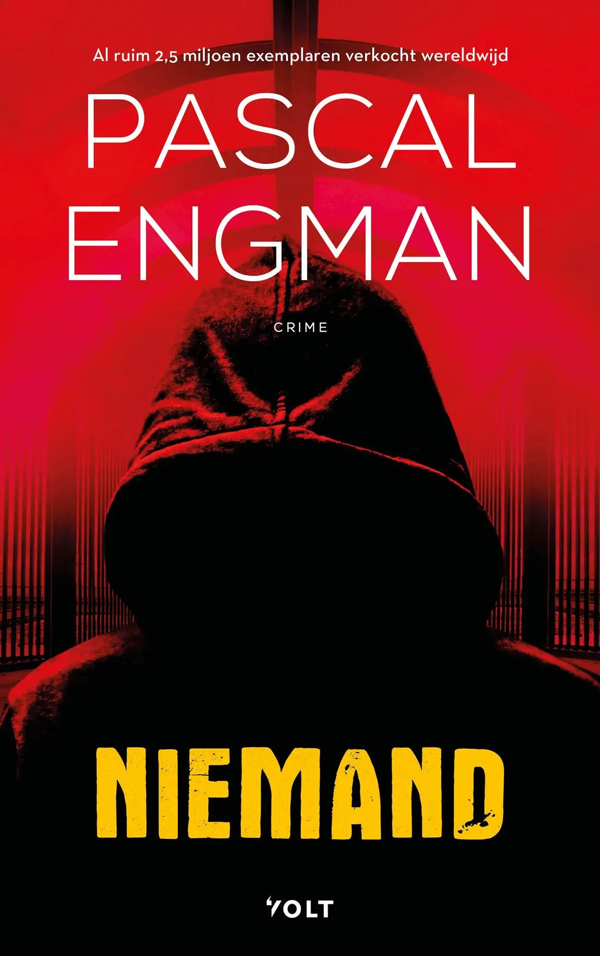 Red book cover of niemand by pascal engman showing a black hooded figure with bold yellow title text for spannende boeken algemeen