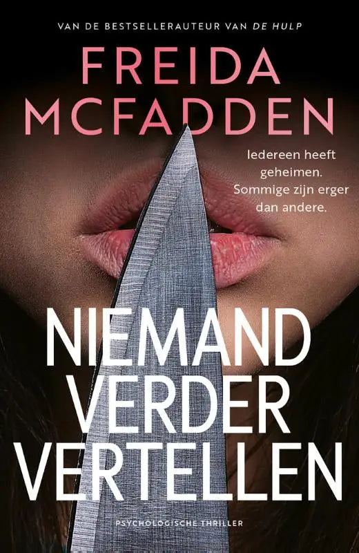 Een scherpe metalen mes met een getextureerd lemmet verticaal tussen gespreide lippen in niemand verder vertellen van freida mcfadden