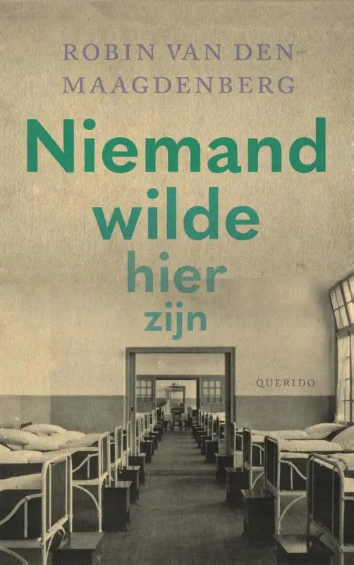Boekcover niemand wilde hier zijn met titel in gedurfde blauwe letters op sepiafoto van lege ziekenhuisafdeling