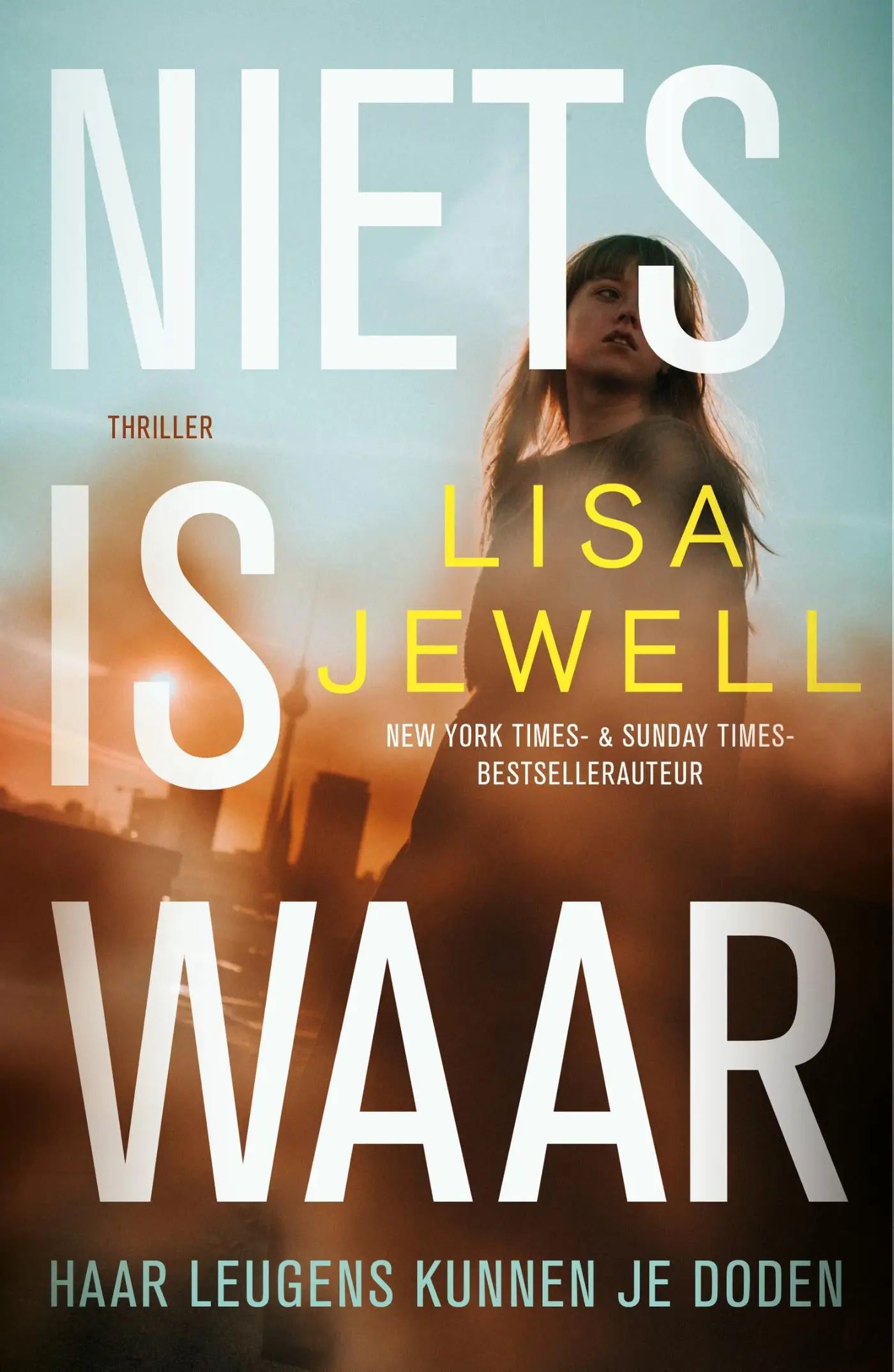 De boekcover van niets is waar toont een vrouw tegen een zonsondergang met witte en gele tekst voor een psychologische thriller van lisa jewell