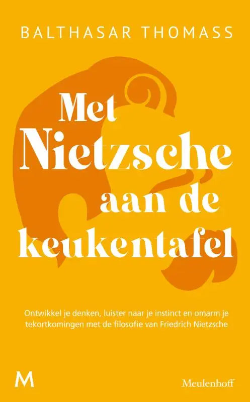 Helder oranje boekomslag met gestileerde silhouet van friedrich nietzsche en titel met nietzsche aan de keukentafel