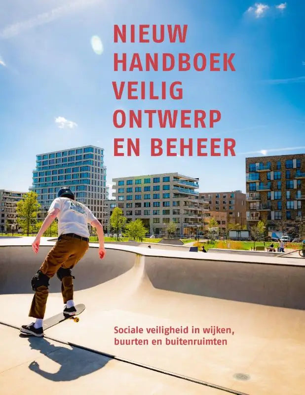De cover van het handboek veilig ontwerp toont rode tekst tegen een blauwe lucht met moderne appartementen en een skateboarder