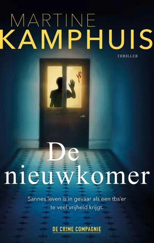 De nieuwkomer boek met donkerblauwe kaft en illustratie van silhouet bij gloeiende deuropening
