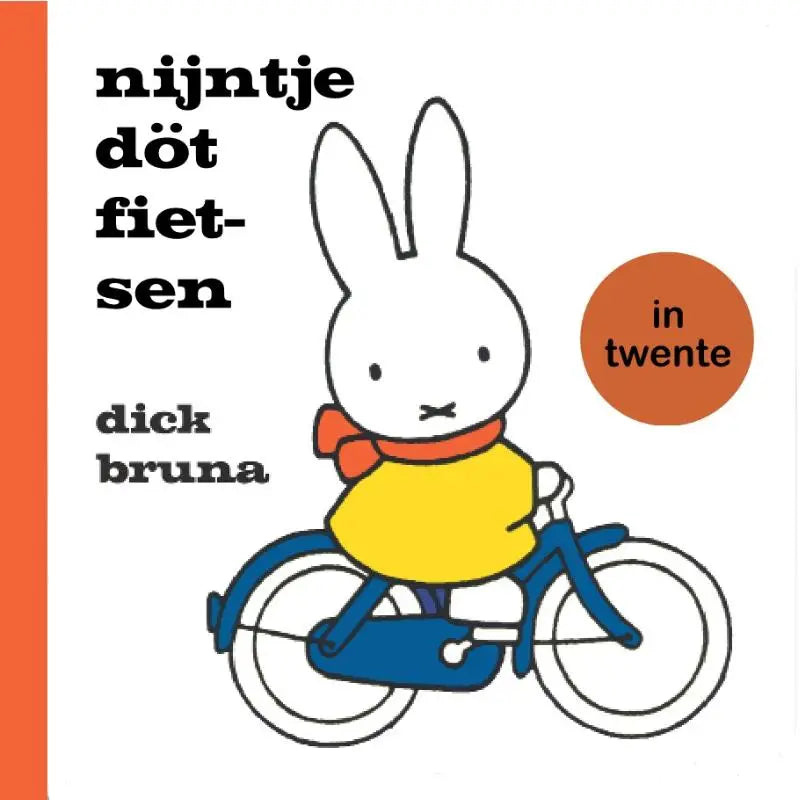 Een cartoon konijn in een gele shirt en oranje sjaal fietst op een blauwe fiets in nijntje döt fietsen voor jonge lezers