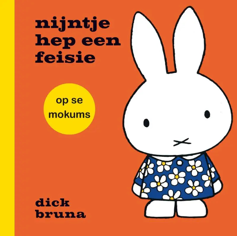 Een witte konijnfiguur nijntje hep in een blauwe jurk met witte madeliefjes voor jonge lezers