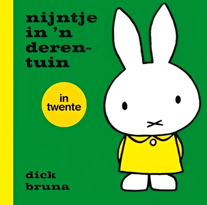 Een witte cartoon konijn in een gele jurk uit nijntje in derentuin in Twente voor jonge lezers