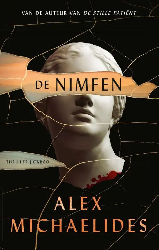 De cover van de nimfen van alex michaelides toont een gebarsten wit marmeren standbeeldhoofd met oranje balk en rode vlekken