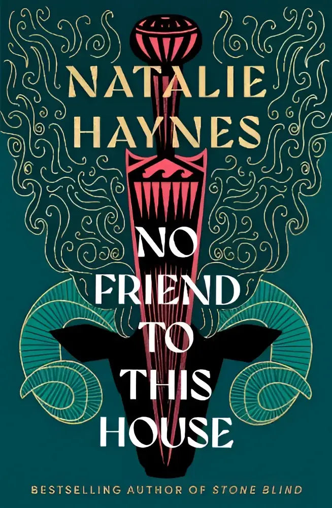 De boekcover van no friend to this house door natalie haynes toont een karmozijnrode dolk tegen een teal en zwarte achtergrond