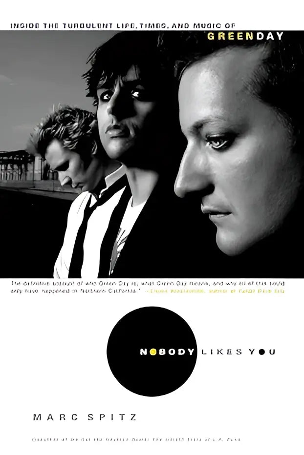 Zwart-wit boekcover van nobody likes you over green day met witte tekst en auteur marc spitz