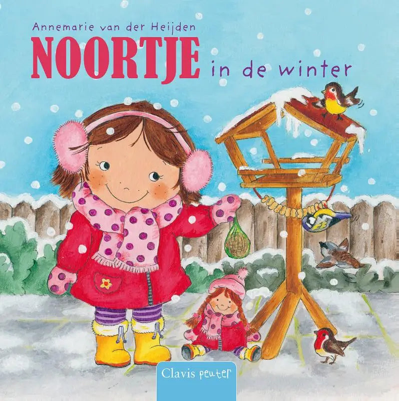 Een houten vogelvoeder met een rood dak en gele kralenketting in het product noortje in de winter voor jonge lezers