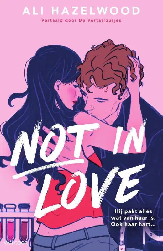 Roze nederlandse paperback van ali hazelwood not in love met geïllustreerd stel in omhelzing voor hostile takeover thema