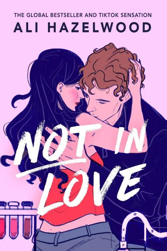 Roze paperbackuitvoering van not in love door ali hazelwood met geïllustreerd romantisch koppel en hostile takeover thema