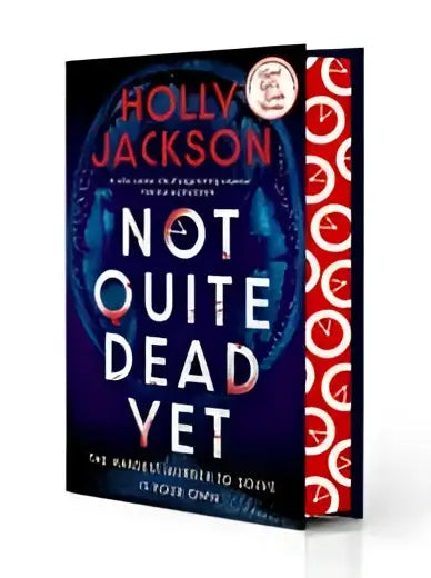 Hardcover editie van not quite dead yet door holly jackson met donkerblauwe kaft en witte en rode tekst