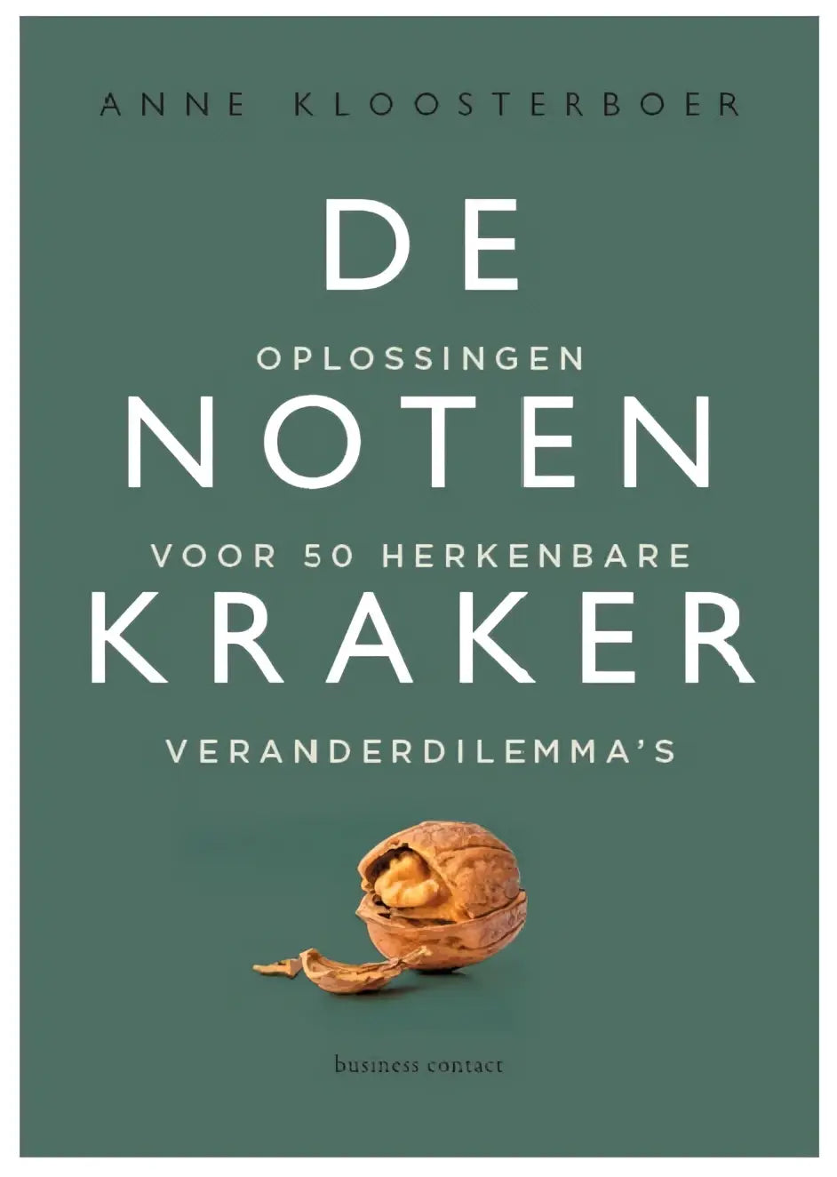 Een de notenkraker met een gespleten bruine walnoot tegen een groene achtergrond voor binnen bedrijfskunde algemeen