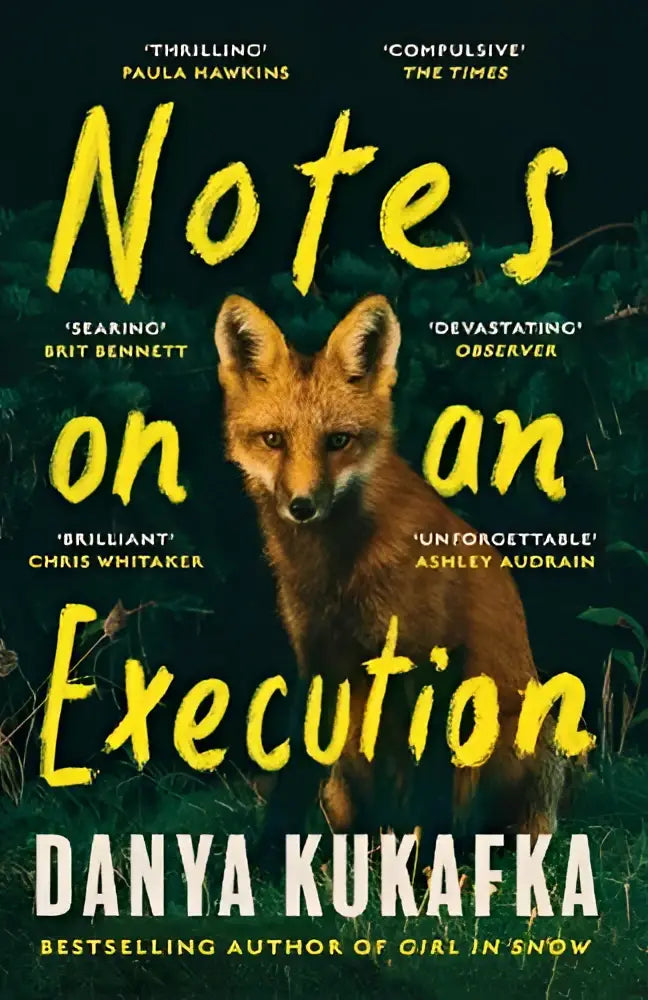 Gele tekst op donkergroene achtergrond toont notes on an execution door danya kukafka met rode vos centraal, de bestselling thriller