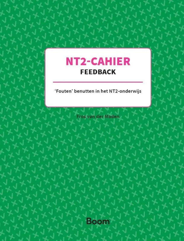 Groen bedekt nt2-cahier feedback werkboek met witte label en roze tekst over fouten benutten in het nt2-onderwijs