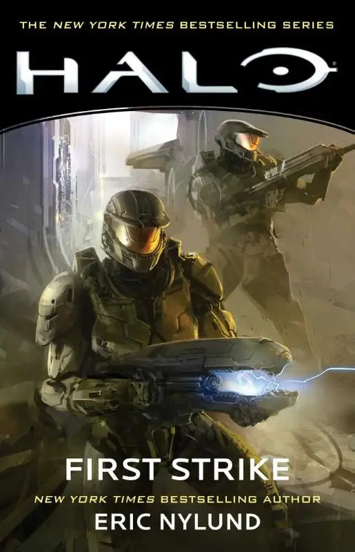De cover van het boek halo first strike door nylund toont twee gewapende soldaten in donker groen en zwart pantser met oranje vizieren tegen een futuristische achtergrond