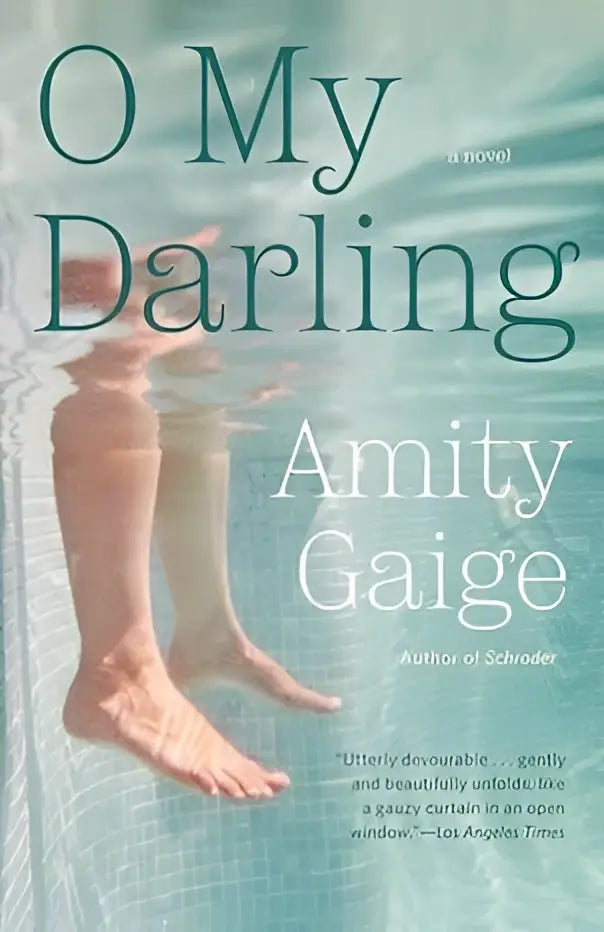 De boekomslag van O my darling door Amity Gaige toont een rustige onderwaterscène met blote voeten in turquoise water