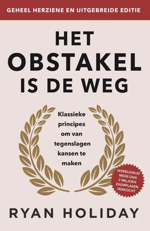 Het boek het obstakel is de weg van ryan holiday met klassieke principes om van tegenslagen kansen te maken in zwart en goud