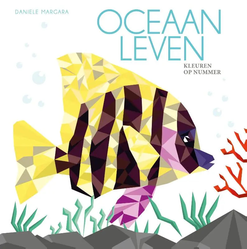 Een stylized gele en paarse vis met geometrische patronen zwemt tussen koraal en zeewier in Oceaanleven kleuren op nummer