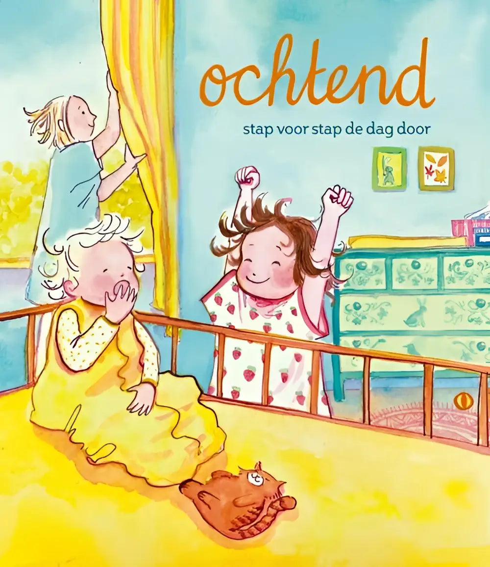 De cover van het nederlandstalig kartonboek ochtend van sophie pluim toont drie meisjes in kleurrijke pyjama op een gele vloer