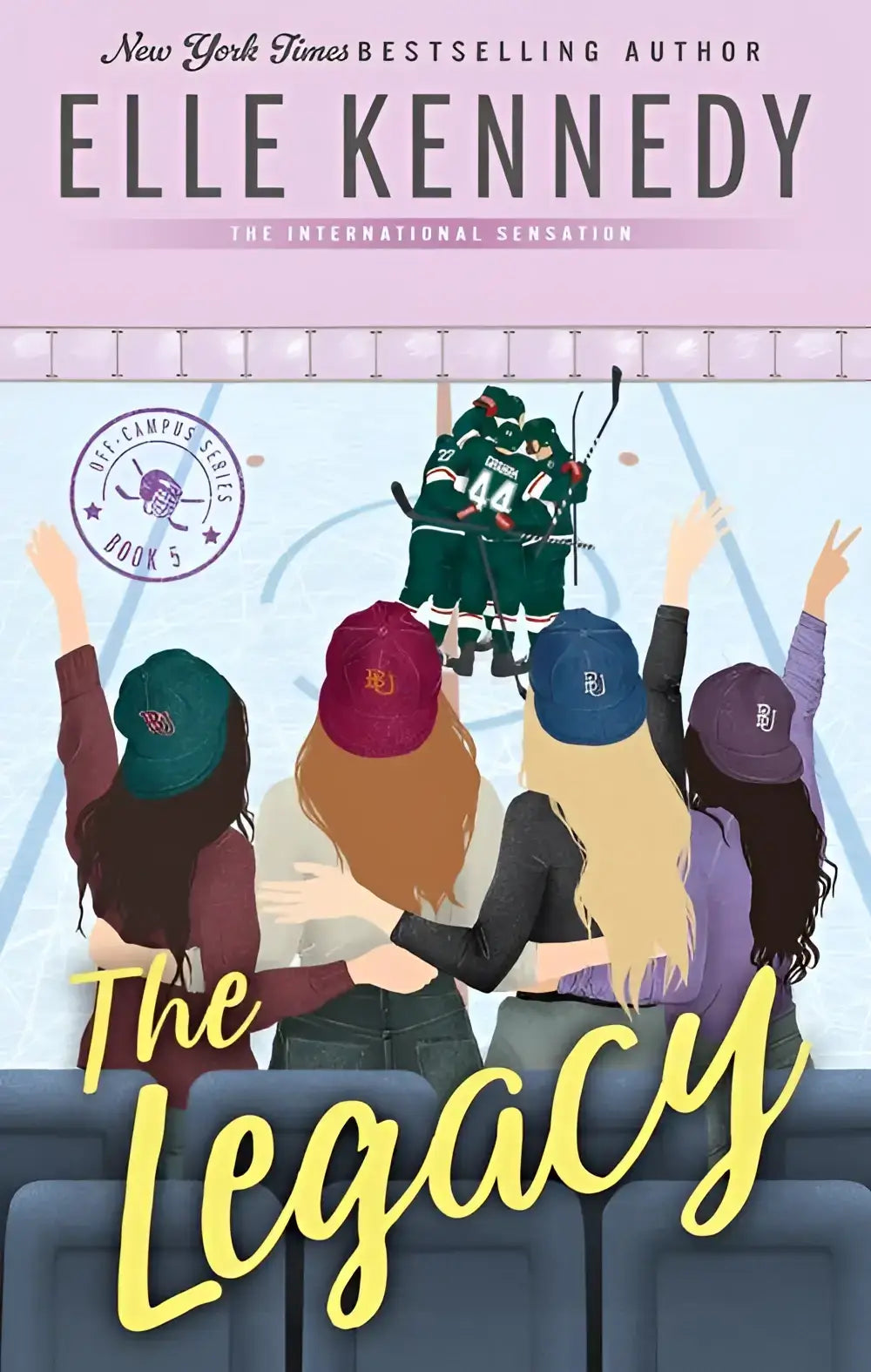 De cover van the legacy door elle kennedy toont vijf vrouwen in caps die juichen bij een ijshockeywedstrijd voor de off-campus series eén nacht set