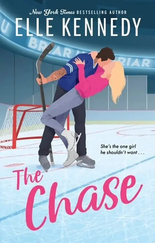 Cover van the chase door bestselling auteur elle kennedy toont een geïllustreerd paar op schaatsen voor een hockeyrink in de briar u-serie set biedt vier romans