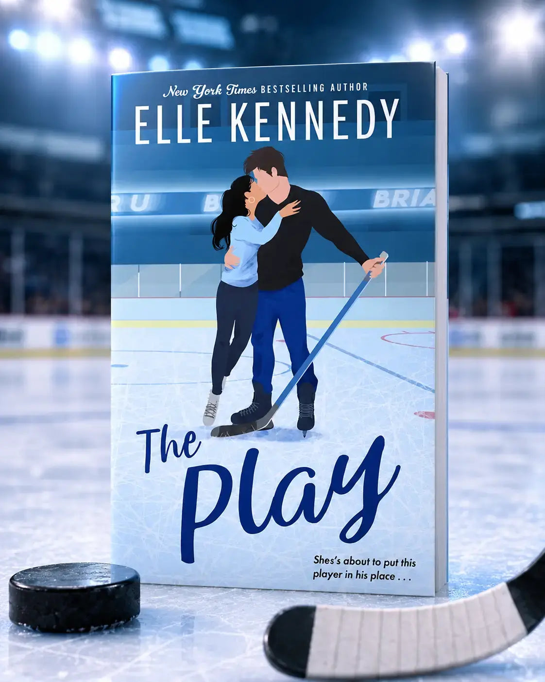 Blauw hardcover boek the play van bestsellerauteur elle kennedy met geïllustreerde cover in briar u-serie set biedt vier boeken