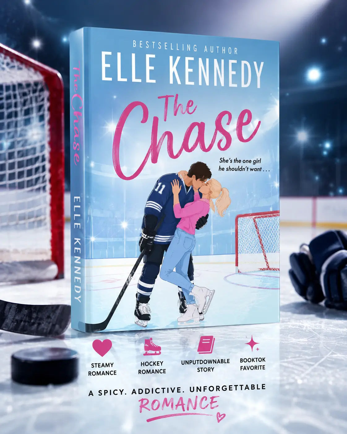 Lichtblauw hardbackboek the chase van elle kennedy met illustratie van hockeyspeler en vrouw die kussen op het ijs