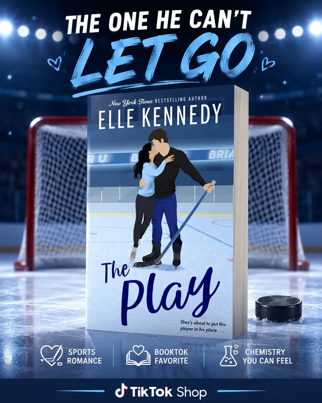 De play van elle kennedy is een sportromantiekboek met een illustratieve cover van twee ijshockeyspelers die omarmen