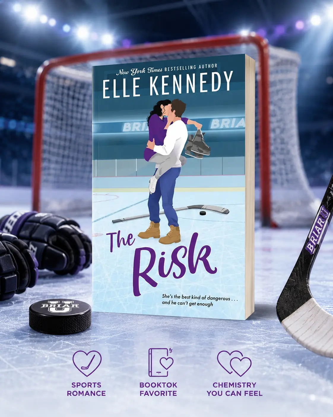 Paperback romanzenboek the risk van elle kennedy met paarse titel en kussend paar op een ijshockeybaan uit briar u-serie