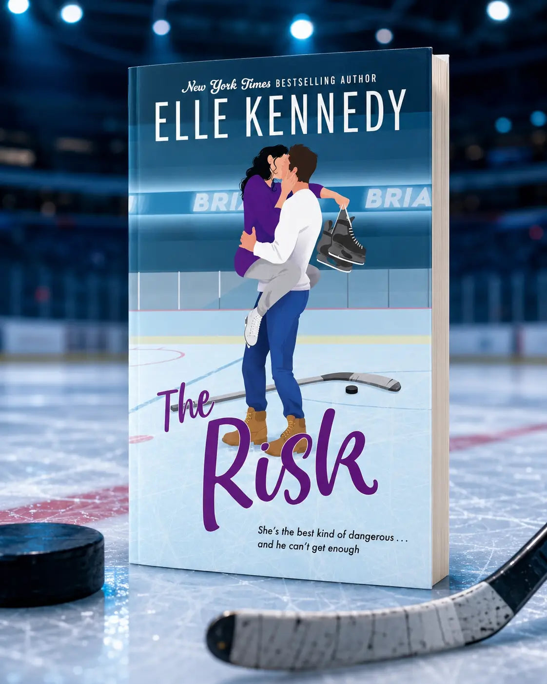 The risk door elle kennedy een boek uit de briar u-serie met een geïllustreerde cover van een schaatsend koppel