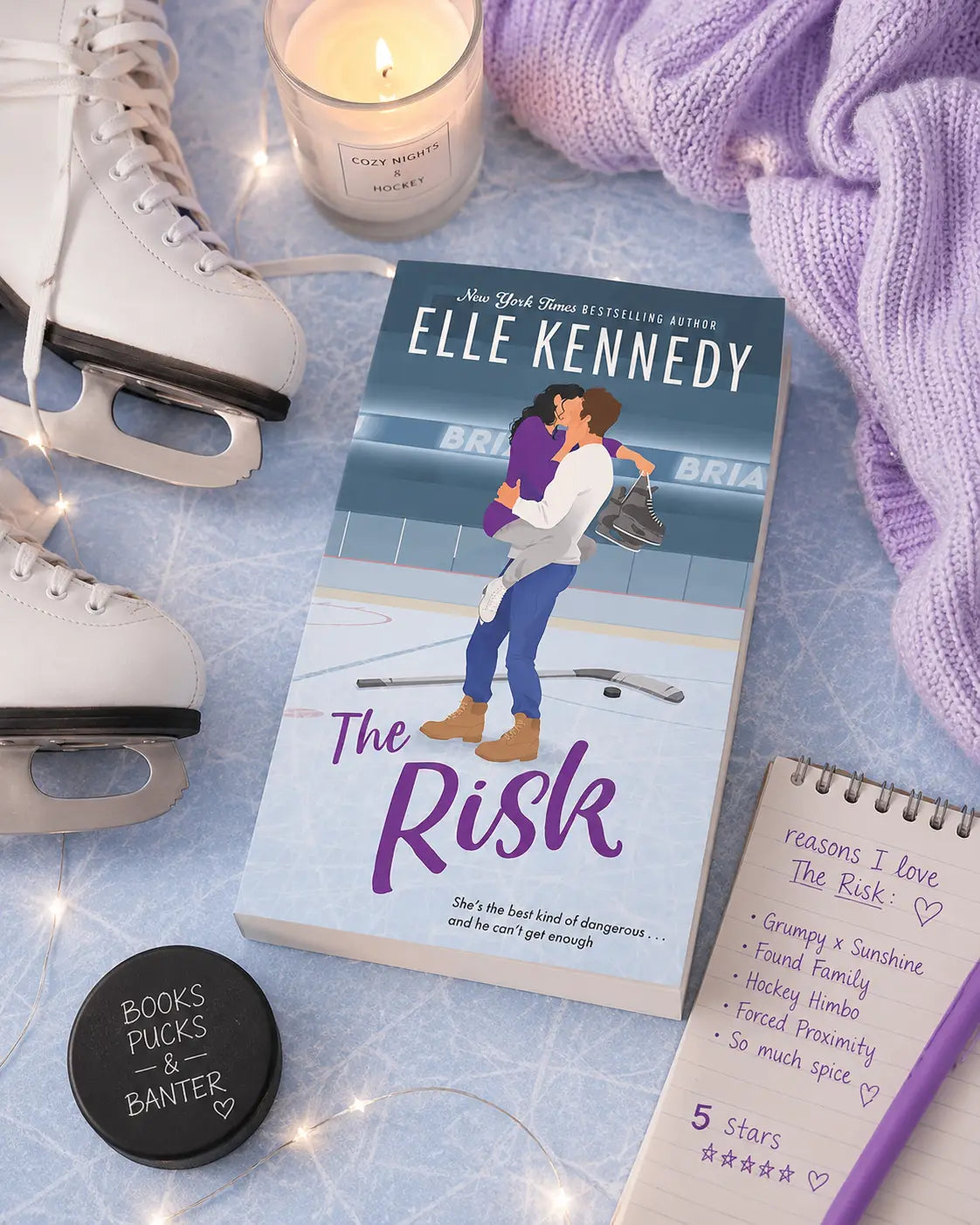 The risk door elle kennedy met een geïllustreerde omslag van twee mensen die elkaar omhelzen op kunstschaatsen uit de briar u-serie