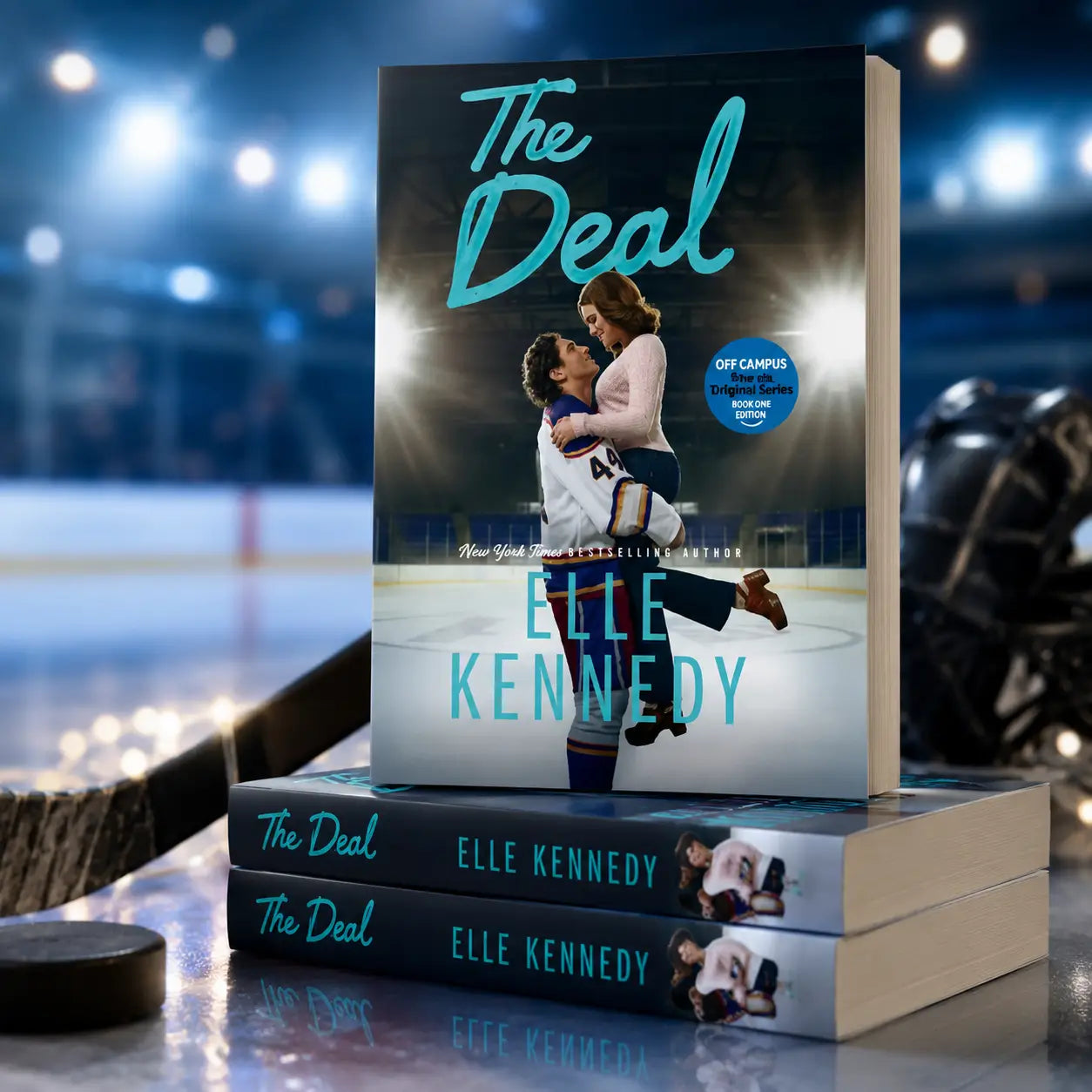 The Deal van Elle Kennedy is een hardcover boek met een glanzende zwarte cover en blauwe sierlijke letters, onderdeel van de Off Campus-serie