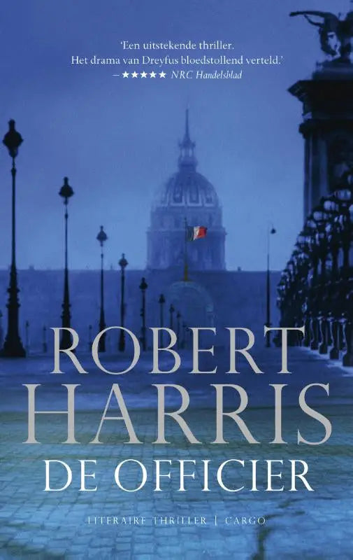 Blauw getinte boekcover van de officier door robert harris met mistig parijs en palais bourbon voor een literaire thriller